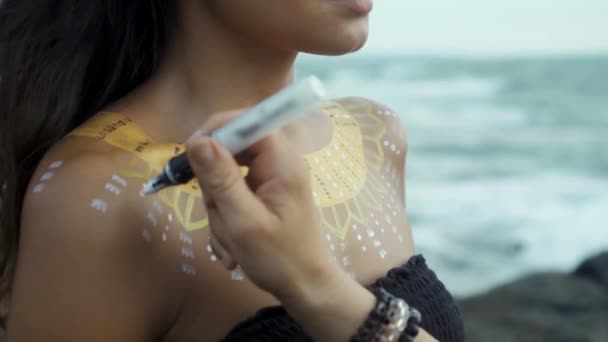 Vídeo Uma Bela Jovem Morena Menina Asiática Com Maquiagem Bodyart — Vídeo de Stock