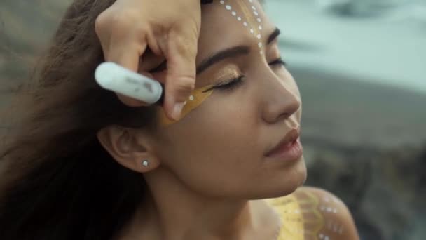 Video Vakker Ung Brunette Asiatisk Jente Med Sminke Kroppskunst Kroppen – stockvideo