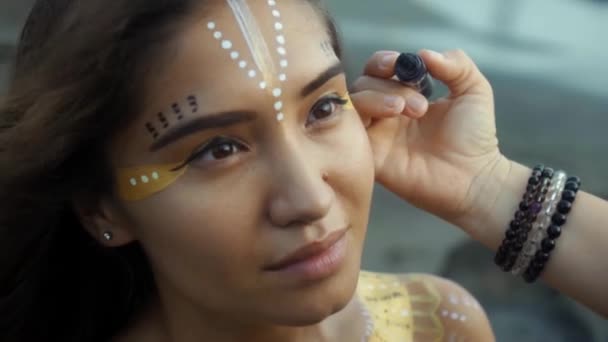 Güzel Genç Esmer Asyalı Bir Kızın Tropikal Bir Bahçede Oturan — Stok video
