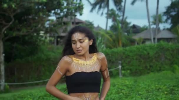 Video Una Hermosa Jovencita Asiática Morena Con Maquillaje Bodyart Sobre — Vídeo de stock