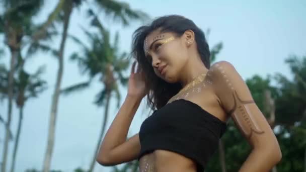 Palmiye Ormanında Duran Bir Cesedin Üzerinde Makyajlı Esmer Güzel Bir — Stok video
