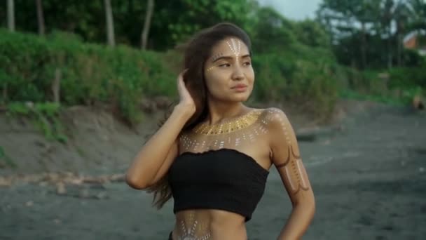 Video Krásné Mladé Asijské Brunetky Dívka Make Upem Bodyart Těle — Stock video