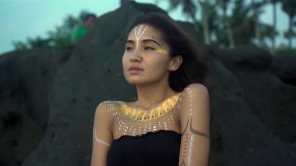 Video Una Hermosa Jovencita Asiática Morena Con Maquillaje Bodyart Sobre — Vídeos de Stock
