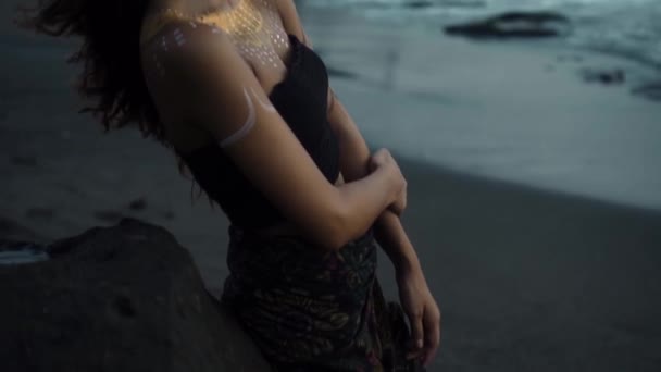 视频中 一个年轻美丽的亚洲黑发女孩 穿着化妆品和身体 走在沙滩上 背景是大海 — 图库视频影像