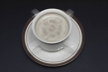 Hareket eden ve uzun pozlama tekniğiyle donuk bir kahve.