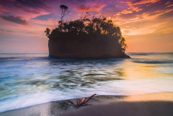 Gerak Air Dengan Matahari Terbenam Yang Menakjubkan Pulau Sepi — Stok Foto
