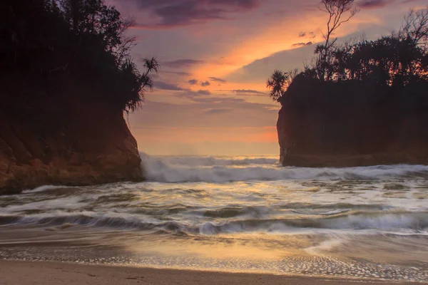 Keindahan Pantai Sore Hari Dengan Gelombang Bergulir Antara Pulau Pulau — Stok Foto