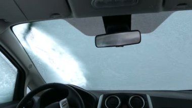 Araba cam kar temizleme. İç görünüm