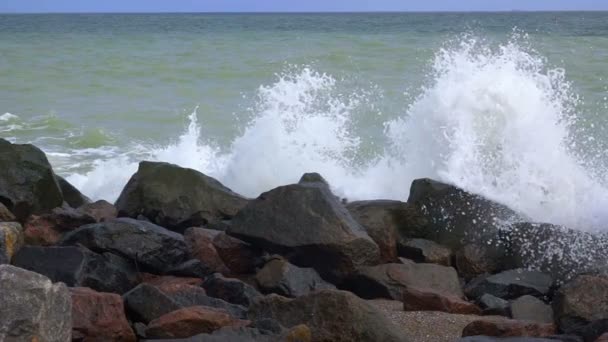 Rocky Shore y Splash of the Surf. Moción lenta — Vídeo de stock