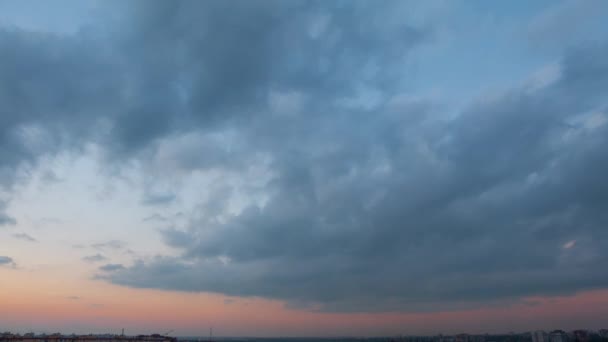 Nubes nocturnas sobre la ciudad. Tiempo de caducidad — Vídeo de stock