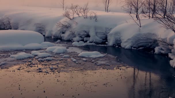 "Unfrozen Stream Winter Evening". Беззвучная петля — стоковое видео