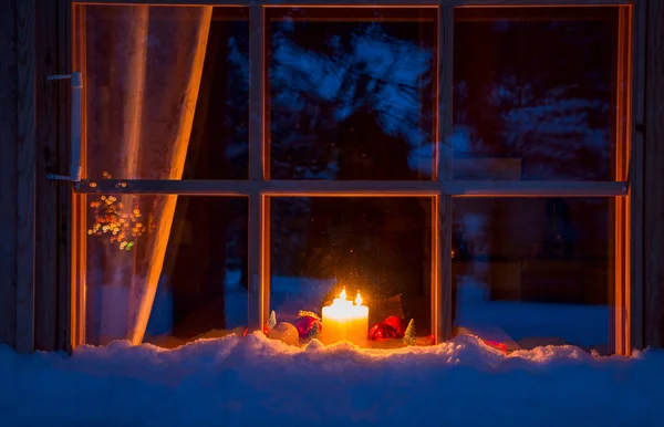 Fenêtre en bois enneigée, décoration de Noël et bougies — Photo