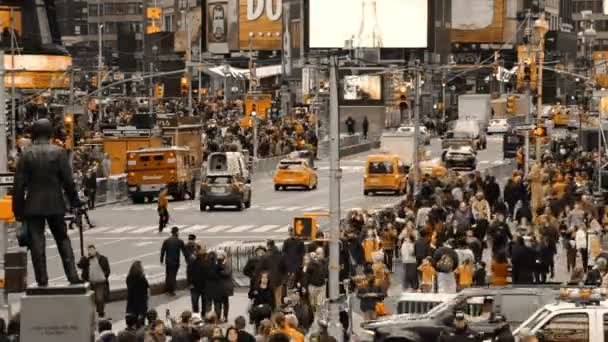 Tráfico de coches en la ciudad de Nueva York y multitudes de personas. Solo color amarillo — Vídeos de Stock