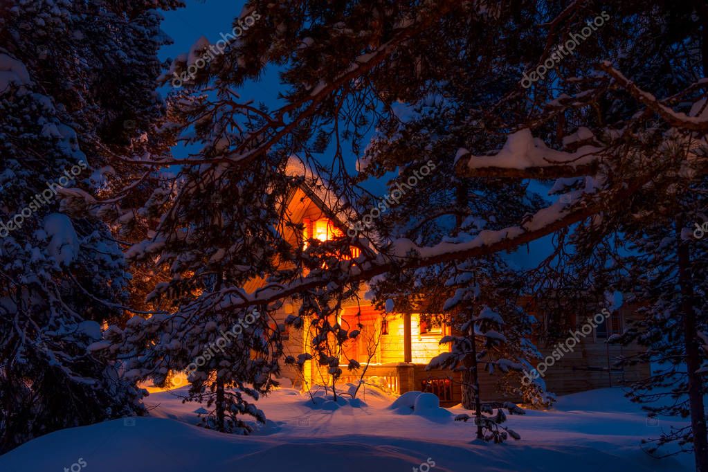 Hütte Im Schnee Weihnachten 2022 Verschneiten Tannenzweigen auf einem Hintergrund des beleuchteten