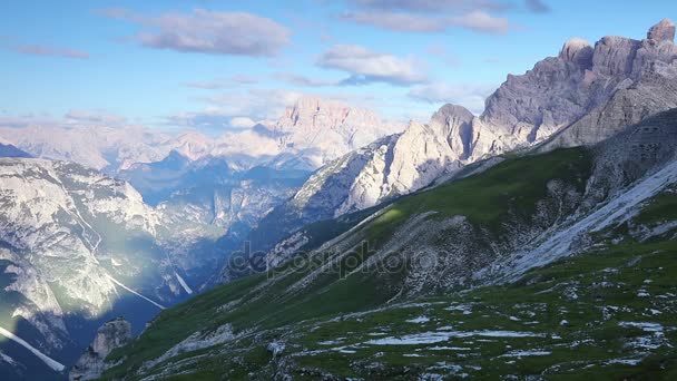 Nuages au-dessus des sommets des montagnes. Délai imparti — Video