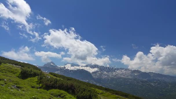 Σύννεφα πάνω από τα βουνά την άνοιξη. Πάροδο του χρόνου — Αρχείο Βίντεο