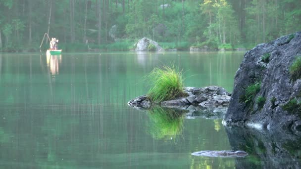 Fischer auf dem morgendlichen Waldsee — Stockvideo