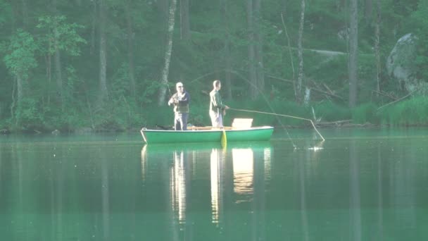 朝の森林湖でボートの 2 つの漁師。エディトリアル使用のみ — ストック動画