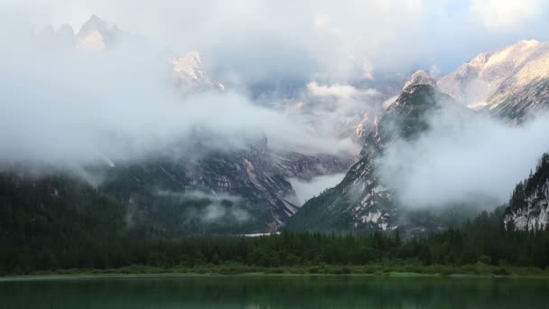 Nuvens da manhã sobre as montanhas rochosas — Vídeo de Stock