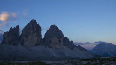 Sunrise dağlar Tre Cime di Lavaredo üzerinde. Zaman atlamalı