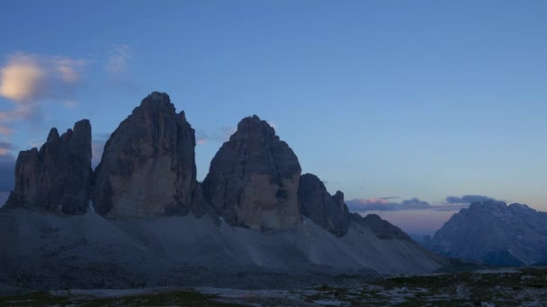 Wschód słońca nad górami Tre Cime di Lavaredo. Upływ czasu — Wideo stockowe