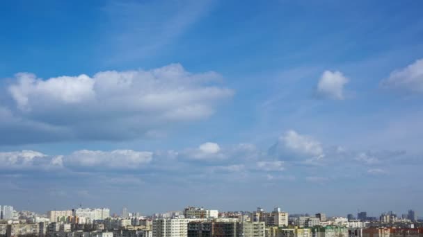 Nubes sobre los tejados de la ciudad. Lapso de tiempo giratorio — Vídeos de Stock