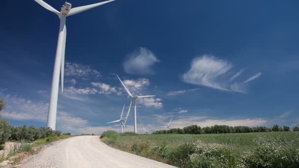 Wolken am blauen Himmel und Windkraft — Stockvideo