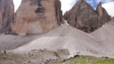 Grup turistlerin büyük bir dağ tarafında. Hızlı hareket