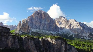 Dolomites ve bulutlar