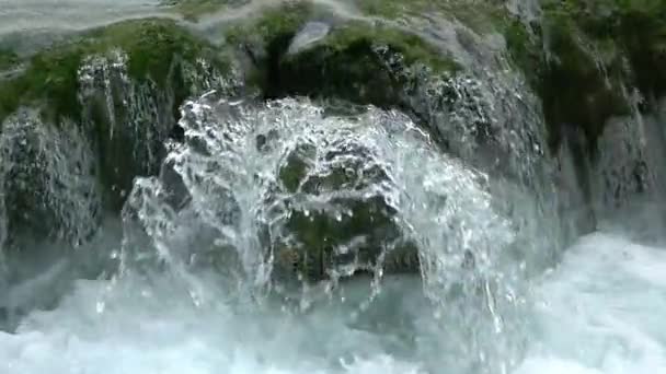 Wasserfall auf einem Gebirgsfluss aus nächster Nähe. Zeitlupe — Stockvideo