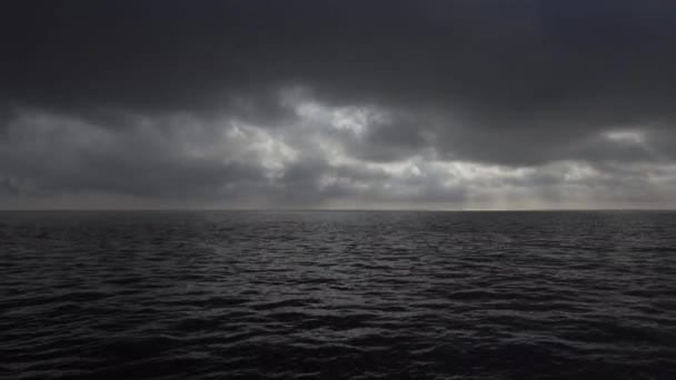 Dramatické nebe nad oceánem — Stock video
