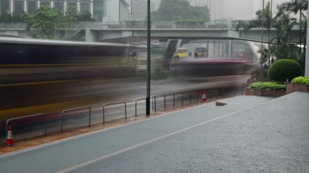 Verkeer op de regenachtige straat van Hong Kong — Stockvideo