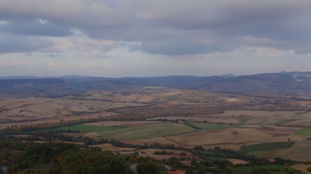 Zware wolken over de velden van Toscane — Stockvideo