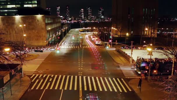 Tráfico nocturno en la intersección de la ciudad de Nueva York — Vídeo de stock