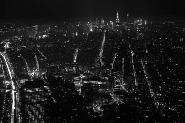 Vista aérea em preto e branco na cidade de Nova York à noite — Fotografia de Stock