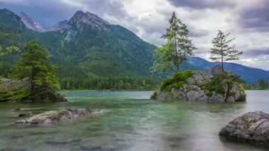 Bulutlu sabah Hintersee göl kenarında. Zaman atlamalı