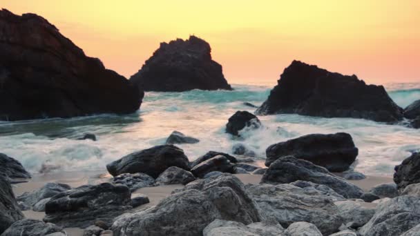 晚上在黑色的岩石冲浪 — 图库视频影像