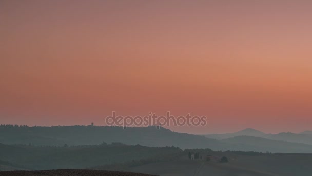 Nublado amanecer sobre los campos de la Toscana. Tiempo de caducidad — Vídeo de stock