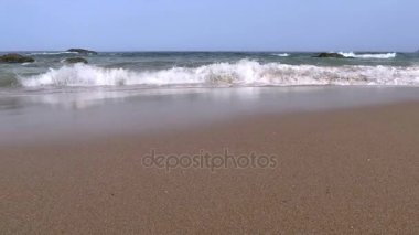 Sandy Beach üzerinde sörf. Ağır çekim