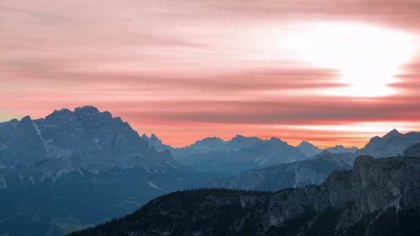 Ungewöhnliche Farben der Morgendämmerung über den Bergen. Zeitraffer — Stockvideo