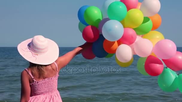 Chica con globos en la playa — Vídeos de Stock