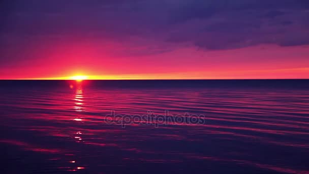 Amanecer temprano sobre el agua de mar tranquila — Vídeos de Stock