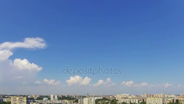 Хмари в Синє небо над містом. Уповільнена зйомка — стокове відео