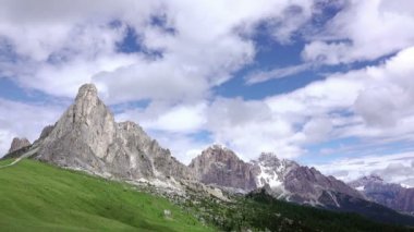 Bulutlar kayalıklarla ve yeşil vadi üzerinde. Hızlı hareket