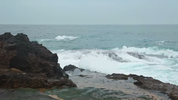 海洋冲浪和多岩石的海岸 — 图库视频影像