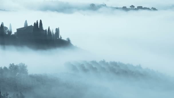 Nebbia spessa in Toscana. Movimento veloce — Video Stock