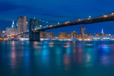 Brooklyn Köprüsü ve Manhattan'ın gece dolgu