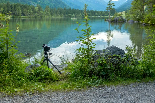 Mountain Forest Lake e câmera em um tripé — Fotografia de Stock