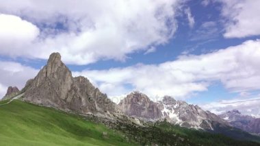 Dolomitler üzerinde bulutlar. Zaman Atlamalı