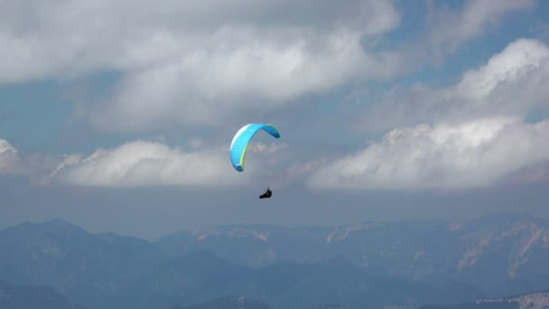 Gleitschirm und Wolken über den Bergen — Stockvideo